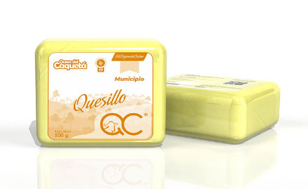 Un bloque rectangular de color amarillo claro de queso  Queso del Caquetá Quesillo
                        envasado en plástico transparente, con un segundo bloque detrás. La etiqueta frontal es de color
                        naranja claro con una ilustración de un paisaje rural, el texto Quesillo y un logotipo QC
                        con la cabeza de una vaca.