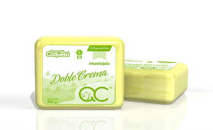 Un bloque rectangular de color amarillo claro de queso Queso del Caquetá Doble Crema
                        envasado en plástico transparente, con un segundo bloque detrás. La etiqueta frontal es de color
                        verde claro con una ilustración de un paisaje rural, el texto Doble Crema y un logotipo QC
                        con la cabeza de una vaca.