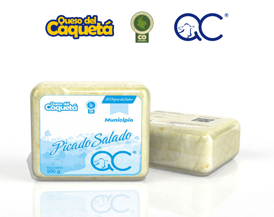 Un bloque rectangular de color amarillo claro de queso Queso del Caquetá Picado Salado
                envasado en plástico transparente, con un segundo bloque detrás. La etiqueta frontal es de color azul
                claro con una ilustración de un paisaje rural, el texto Picado Salado y un logotipo QC con la cabeza
                de una vaca. Encima del queso se encuentran el logotipo Queso del Caquetá, un sello de origen
                colombiano y el logotipo QC
